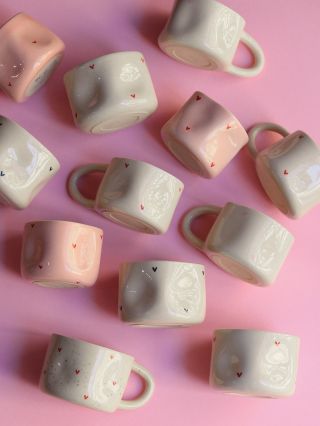 Vaši oblíbenci - srdíčkáči ♥️ Už je děláme taaak dlouho, ale vy je pořád milujete 🖤 V béžové, růžové a i s nápisem “Jsi...