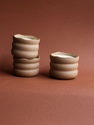 ✨ Podzimní zpomalení a pohoda přínáší nové vůně! Limitka svíček je opět tady 🤎 • Čtyři tvary podzimně laděných svíček, se...