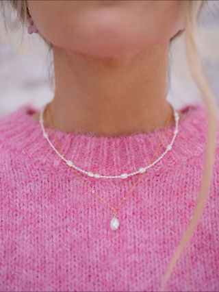 Novinka na webu! Náhrdelník Pearl Mini 🤍✨ Malinké říční perličky, jemnost, ke svetru i tílku 💓 Je to náš oblíbenec! 🤍...