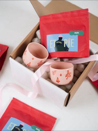 Je to tadyyy! 💓 Vánoční limitka s @illegal__beans 🎄Sety kalíšků a té nejšťavnatější kávy na filtr! Dokonalý společný dárek...