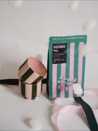 Juhuu! Dárkový set Proužky je zase doskladněn! 🎄🤎 ♥️ Nově si můžete vybrat mezi šťavnatýma zrnkama na espresso, nebo na...