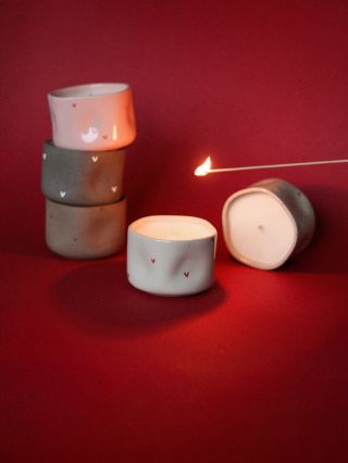 Vaše oblíbené srdíčkové svíčky už nám voní ve studiu ✨♥️ Jsou se sójovým voskem od @rest.candle s vůní Harmonie a...