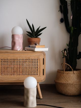 Jemné teplé světlo se rozprostře po místnosti a naladí vás na pohodu ✨ Pomačkané lampy jsme pro vás vytvořily s myšlenkou...